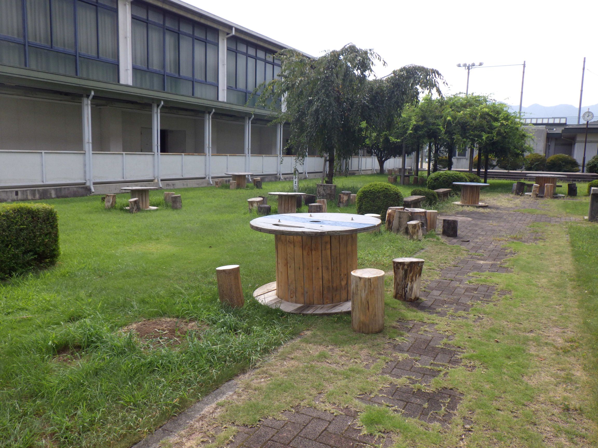 飯田高校へ寄贈したベンチとテーブル