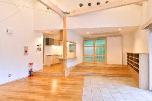 キッチンと小上がりがある木造玄関。