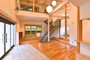 吹き抜けと階段のある木造玄関。