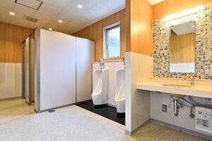 木目調とタイルをあわせた男子トイレ。