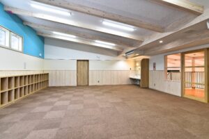 木とカーペットの広い多目的室。