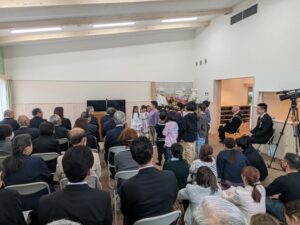 子供たちが前列で歌う開所式。