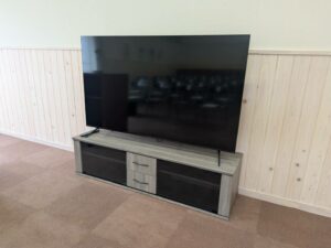 木製キャビネット上の大画面テレビ。