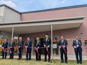 建物の前で行われるテープカット儀式。